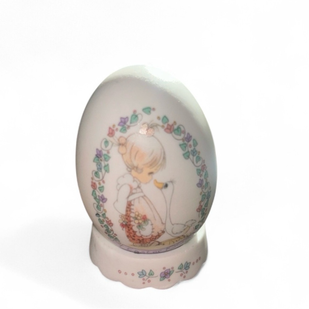 Precious Moments White Egg with Floral Wreath